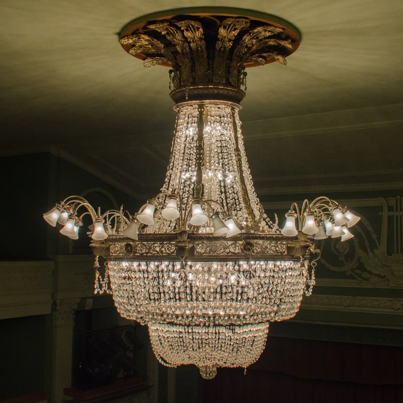 Lustre ancien estimé à Antibes